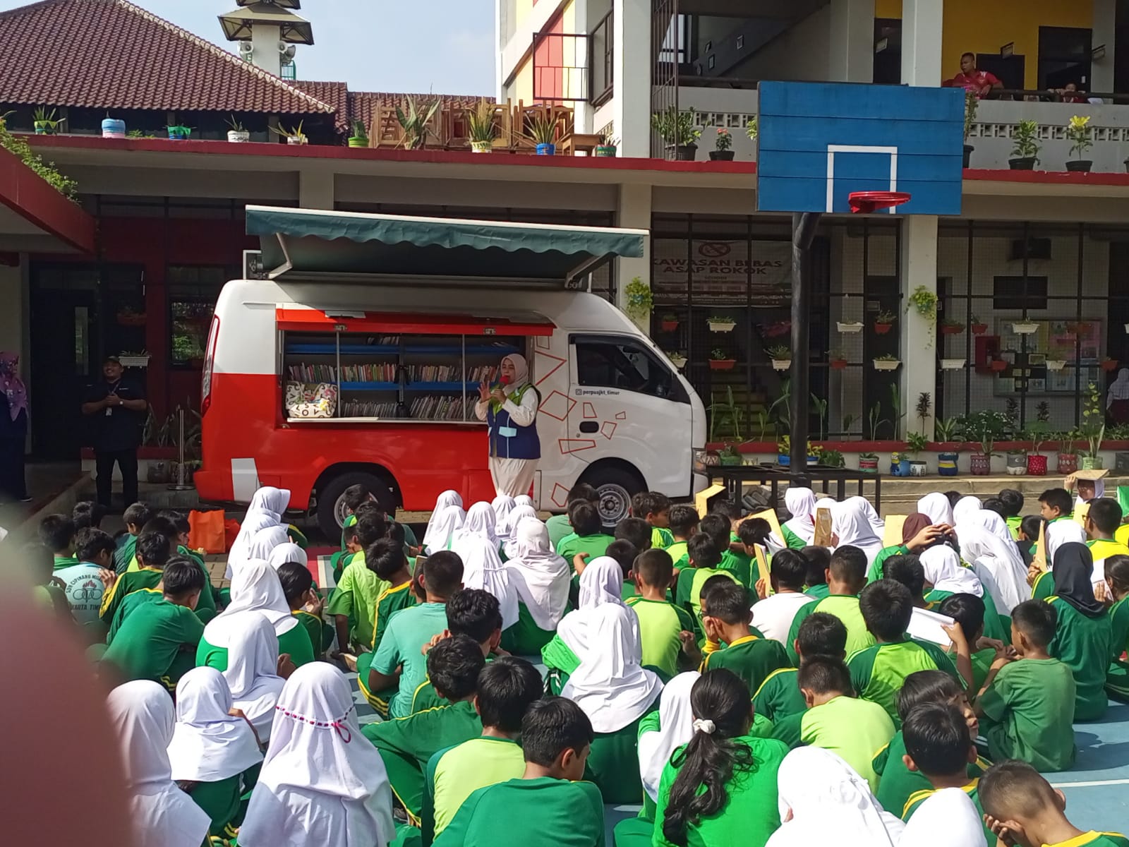 Wisata LiterAsyik Ke SDN Cipinang Muara 06